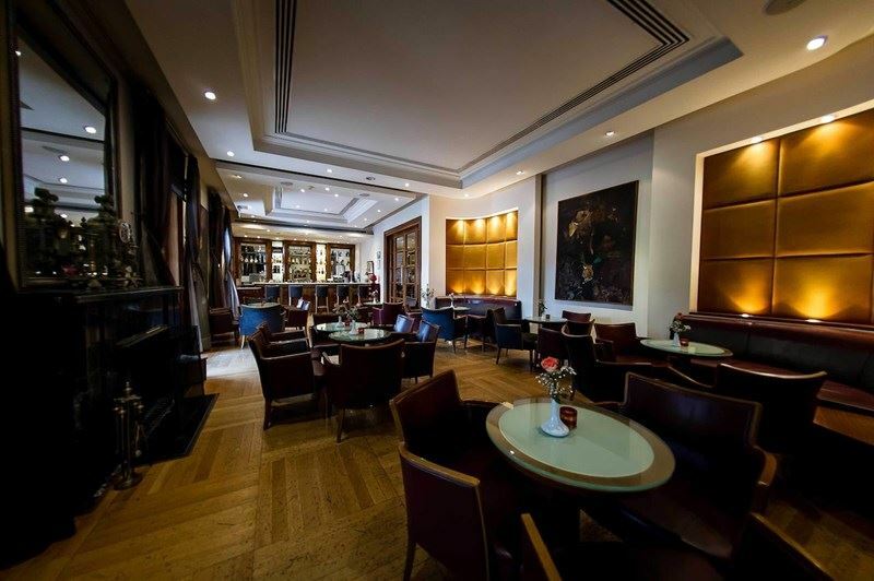 Eleganckie wnętrze restauracji podczas wieczornego spotkania